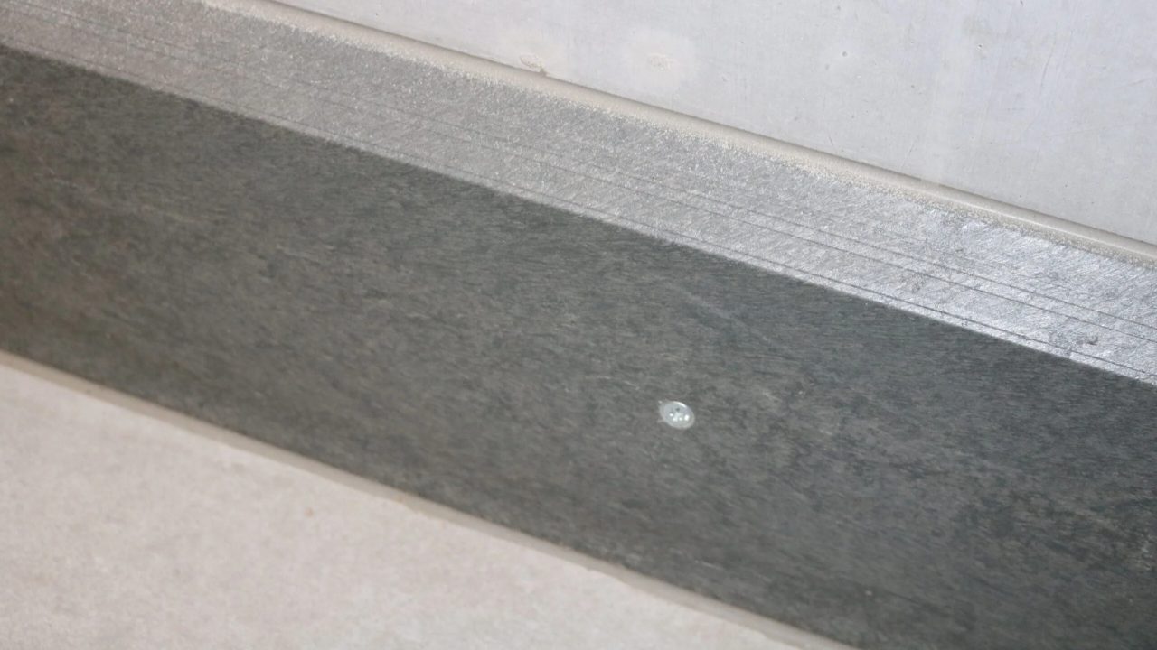 Detailaufnahme Verschraubung in der Rammschutzleiste in die Wand