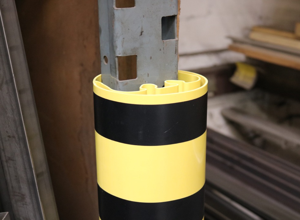 Regal / Pfosten / Säulenschutz aus Kunststoff