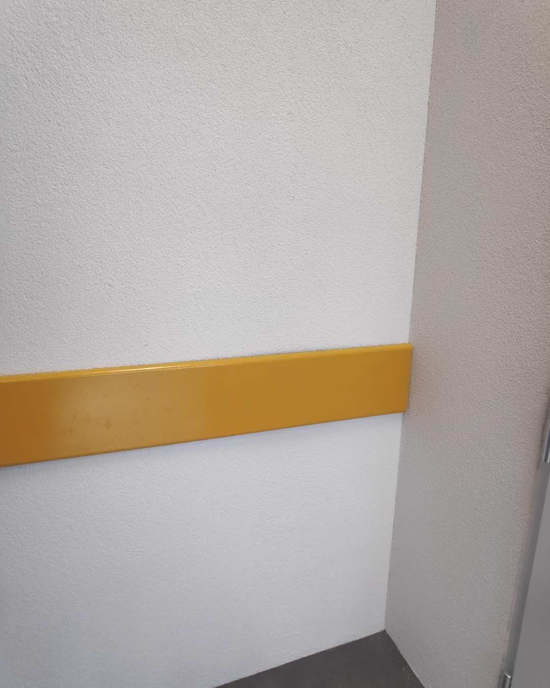 Tera Protect Radius in Signalfarbe Gelb – Rammschutzplatte aus Recycling-PET für hohe Sichtbarkeit