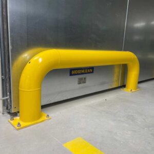 Absperrung vor Heizkörper aus einer Stahlrohrkonstruktion