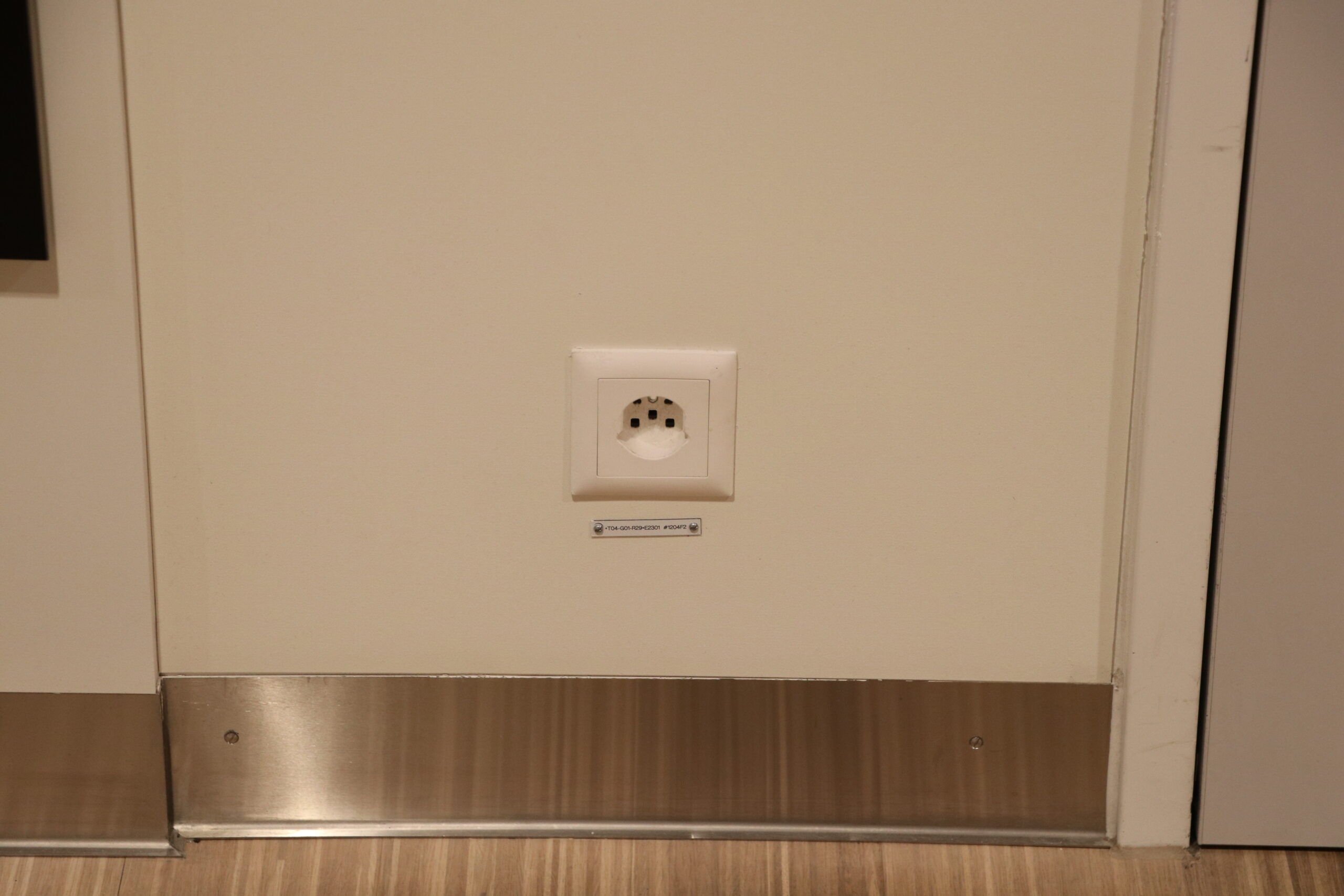 Gängen wurden ACROLEN MED Wandschutzplatten