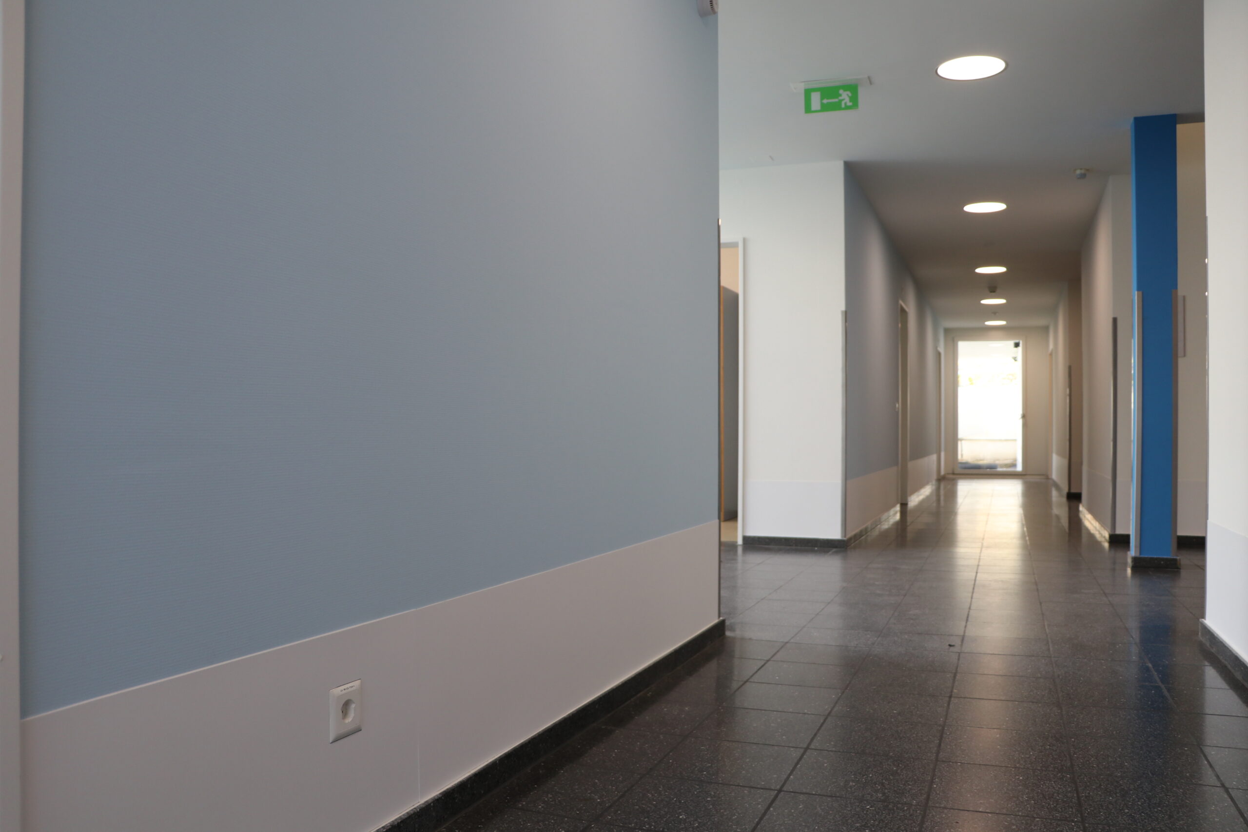 Wandschutz mit Ausschnitt für Steckdose