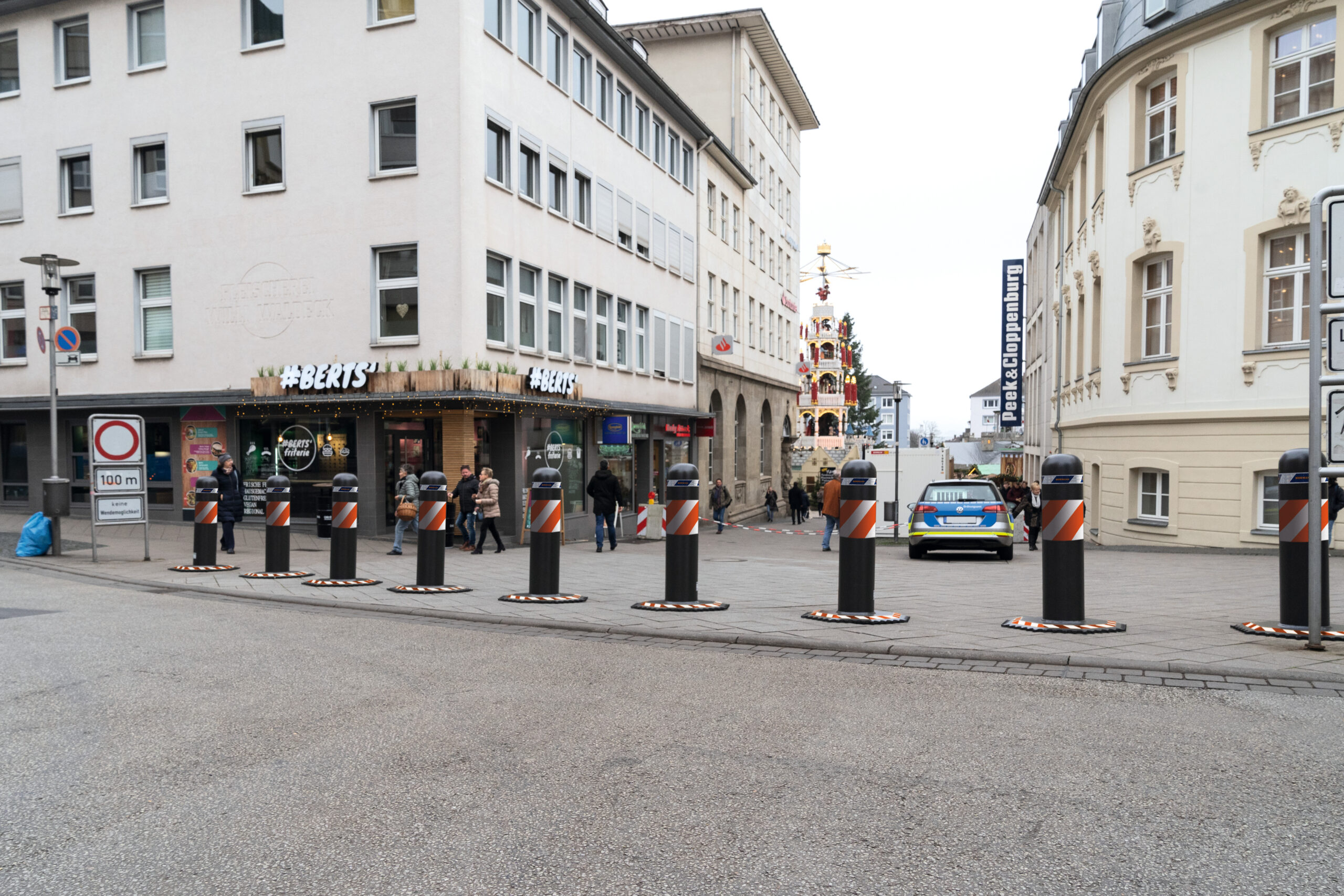 Hörmann mobile Fahrzeugsperre OktaBlock im Einsatz in Innenstadt – temporäre Zufahrtssperre für Events und Märkte