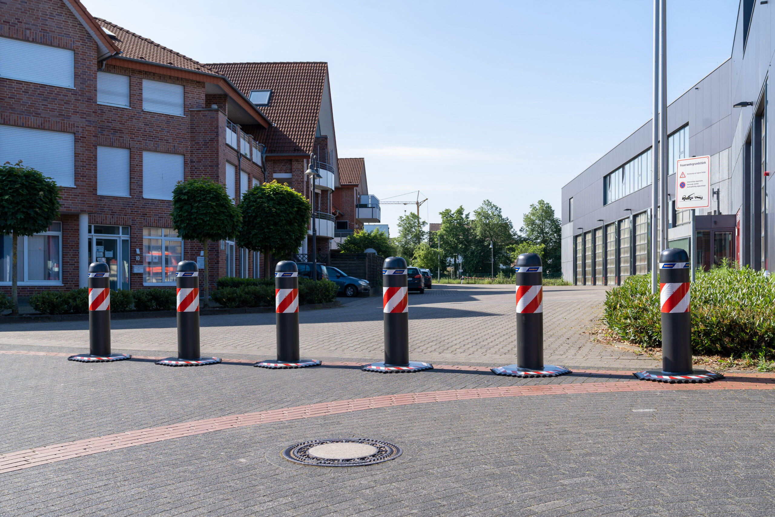 Hörmann mobile Fahrzeugsperre OktaBlock als Zufahrtsschutz in Gewerbegebiet – temporäre Sicherheitslösung