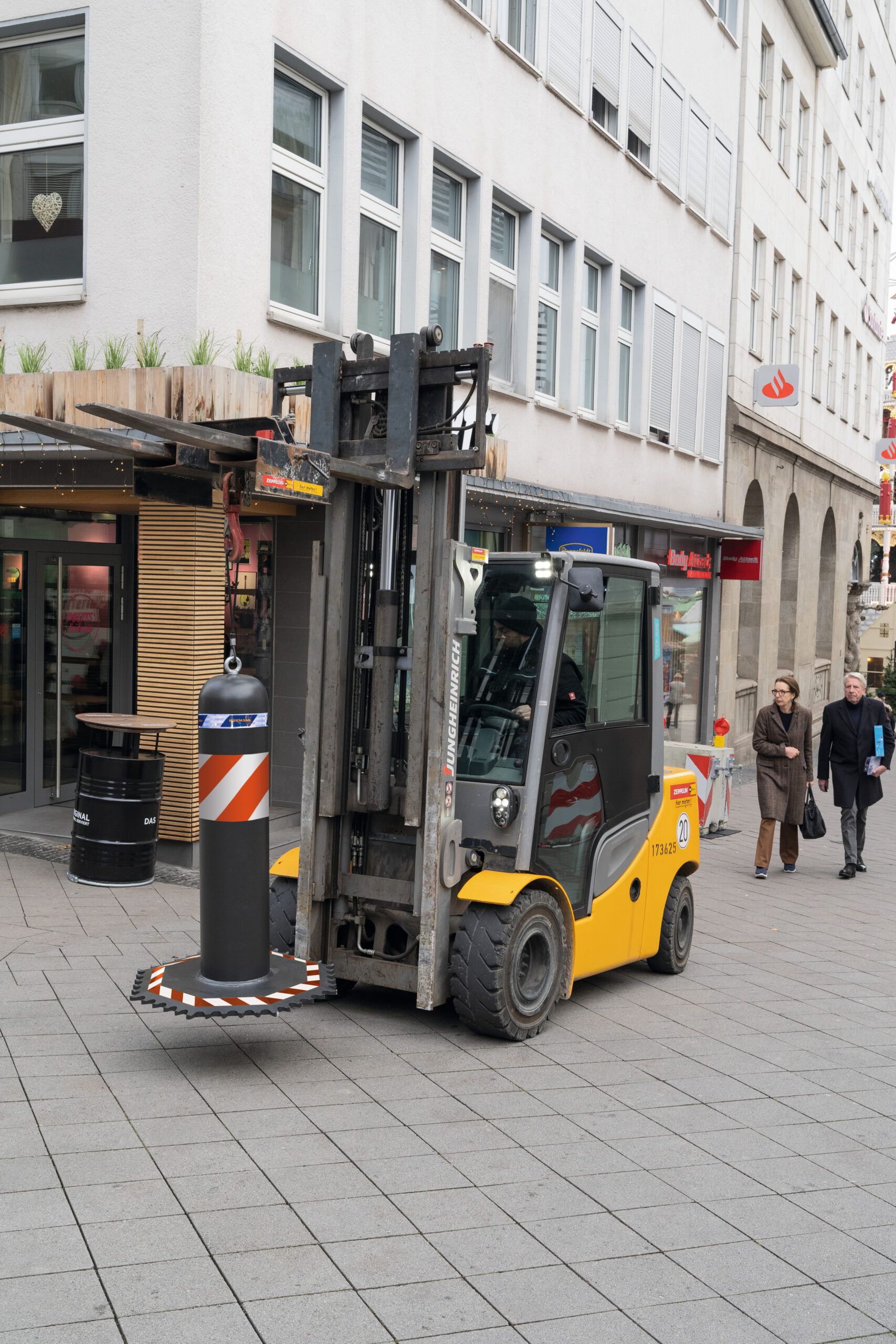 Transport einer Hörmann mobilen Fahrzeugsperre OktaBlock mit Gabelstapler – flexibles Sicherheitssystem für temporäre Zufahrtskontrolle