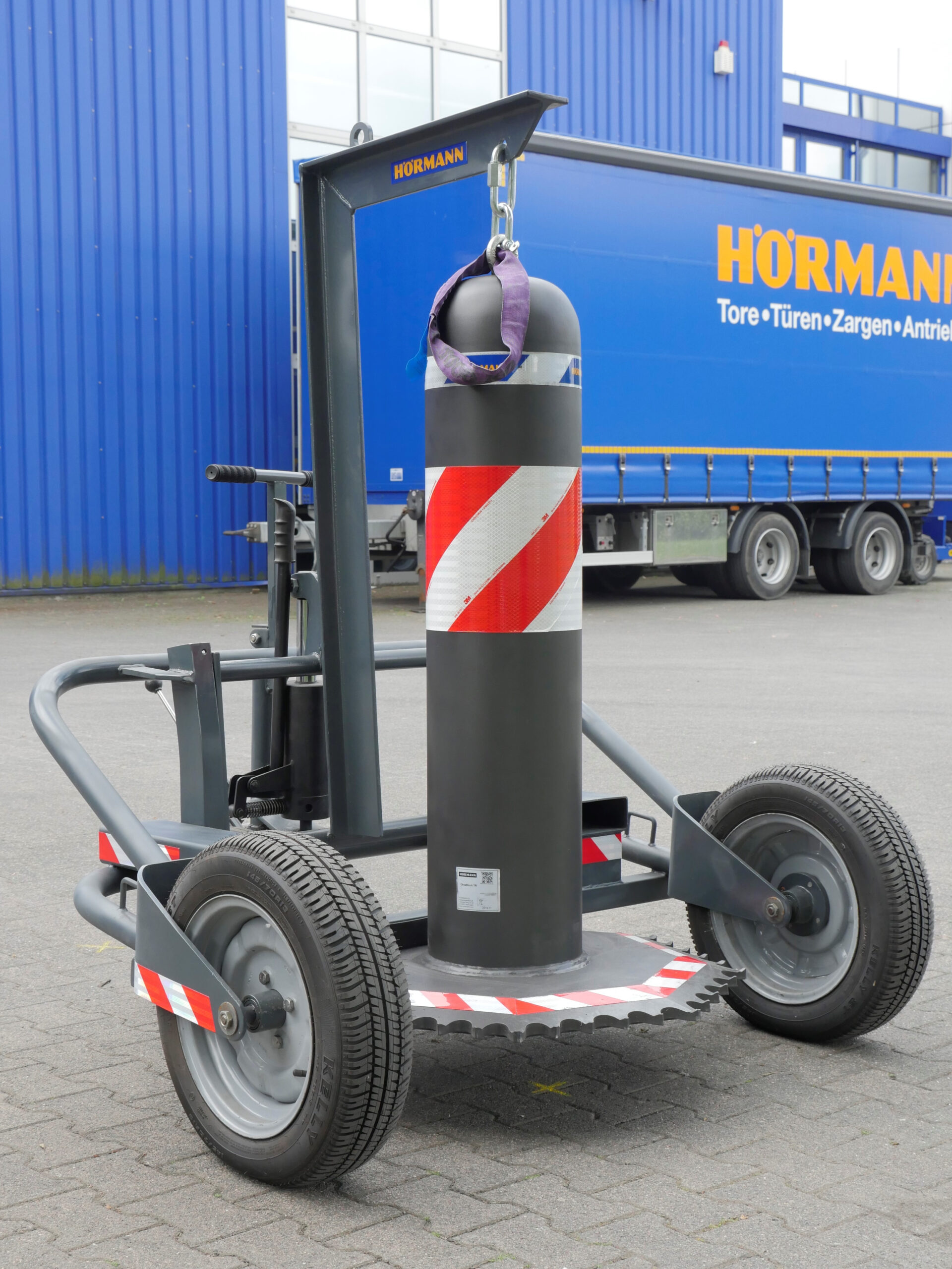 Hörmann OktaMover Transportgerät im Einsatz mit mobiler Fahrzeugsperre OktaBlock