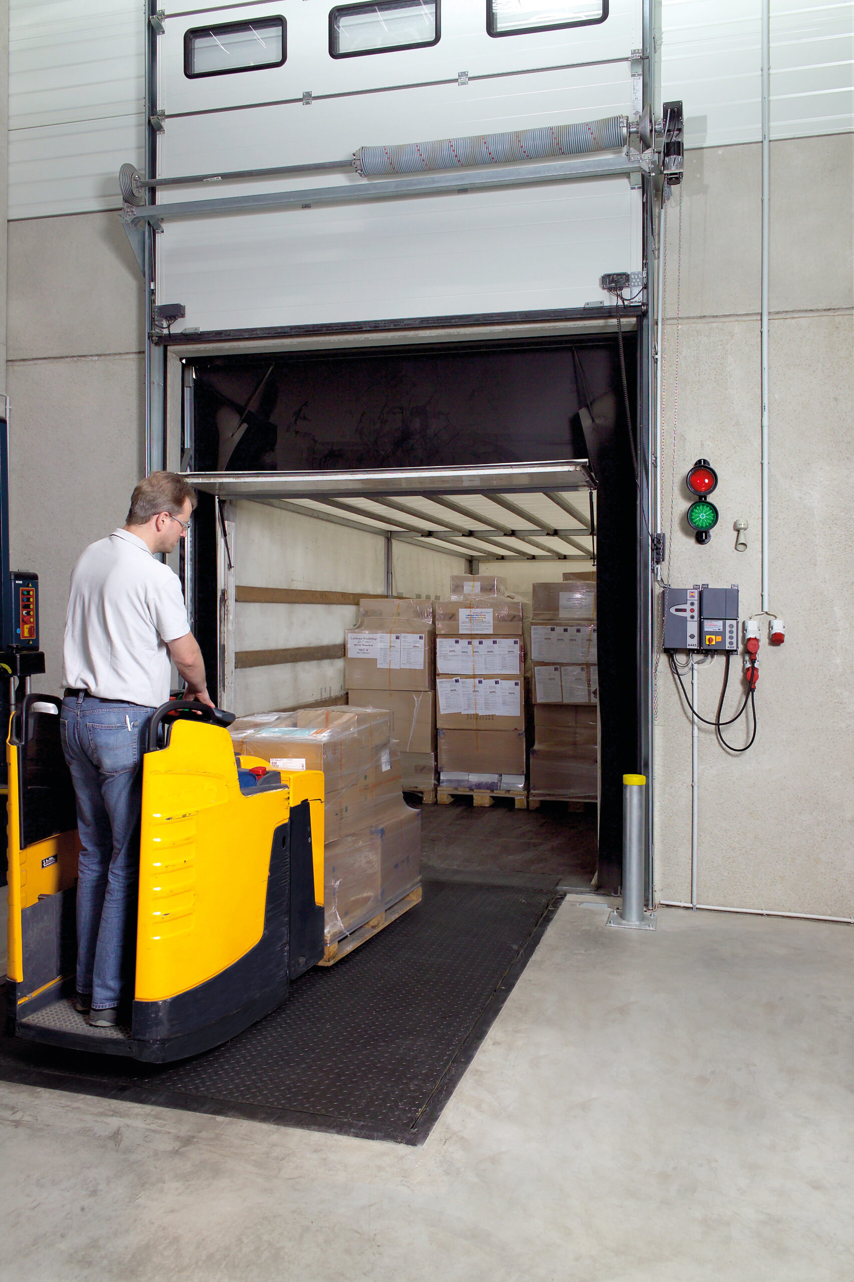 Hörmann Rammschutz-Poller aus Stahl an Laderampe mit Palettenhubwagen – Anfahrschutz im Lagerbereich