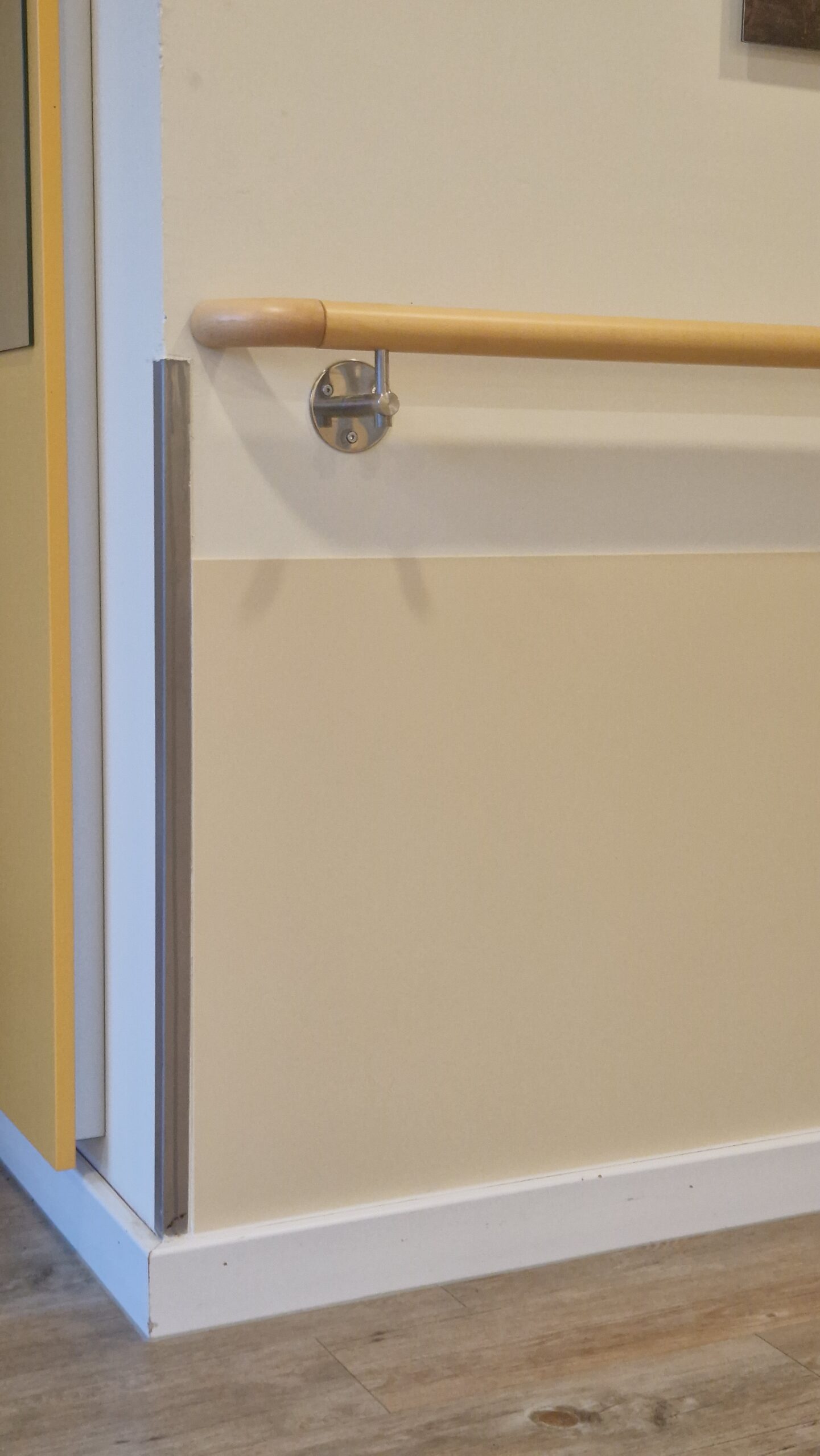 Zusätzlicher Eckschutz aus Chromstahl